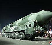 북한, 열병식서 고체연료 ICBM 추정 ‘비밀병기’ 공개···‘절대적 힘’ 무력 과시