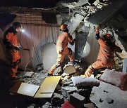 한국 구호대, 활동 첫날 생존자 4명 구조…70대 남성·일가족 3명