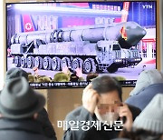 [포토] 북한 열병식 관련 뉴스 시청하는 시민
