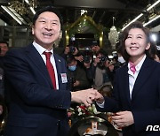 김기현-나경원 '손잡고 활짝'…"尹정부 성공·총선 승리 위해"