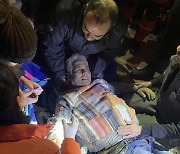 한국 긴급구호대, 튀르키예에서 생존자 첫 구조…70대 남성