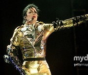 ‘팝의 황제’ 마이클 잭슨 노래 저작권, “최대 1조 1천억원에 매각”[해외이슈]