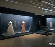 '국내최초 패션쇼 개최한 디자이너 노라노의 예복' 서울공예박물관 특별전