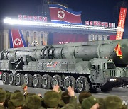 北 열병식서 고체연료 ICBM, 화성-17형 공개…"美 본토 타격능력 과시"(종합)