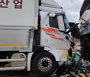 상주영천고속도로 화물차-버스 충돌, 13명 경상