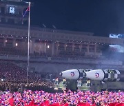 조선인민군 창건 75주년 열병식 개최한 북한