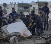 튀르키예 지진 사망자 10만명 넘길 수도…경제손실 GDP 최대 6%