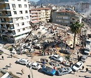 [속보] 튀르키예 강진 사망자 1만9000명…동일본 대지진 넘어서