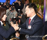 나경원 전 의원과 악수하는 김기현 후보