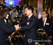 나경원 전 의원과 악수하는 김기현 후보