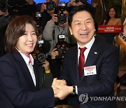 악수하는 김기현 후보와 나경원 전 의원