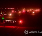 열병식장에 LED전구를 밝힌 북한 항공기들