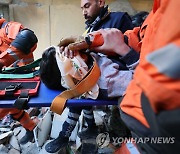 생존자 구조하는 한국긴급구호대