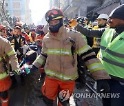 어린이 생존자 구조하는 한국긴급구호대