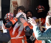 2세 소녀 구조하는 한국긴급구호대