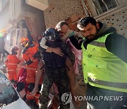 생존자 구출하는 한국긴급구호대