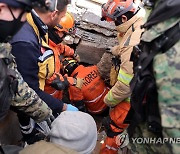 어린이 생존자 구출하는 한국긴급구호대