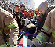 어린이 생존자 구출하는 한국긴급구호대