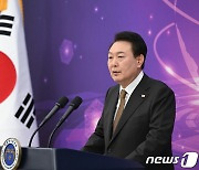 尹, 군산조선소 선박 블록 출항식 참석…정부, 지원·제도 개선 약속