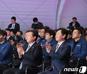 군산조선소 첫 블록 출항식…윤 대통령 "전북 조선산업 적극 지원"