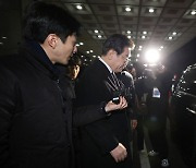'대장동 의혹' 이재명 2차 조사 11시간 만에 종료