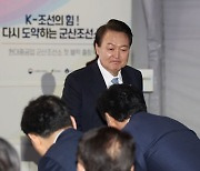 군산조선소 간 尹 "침체된 지역경제에 큰 활력"