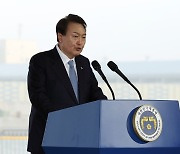 尹, 군산조선소 찾아 "해외 생산인력 투입 위해 고용기준 완화"