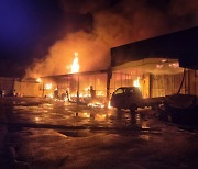 경기도 광주 가구공장 불…인근 유리공장 옮겨붙어 2명 사망