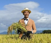 양복을 입고 일하는 신세대 농부 [아침을 열며]