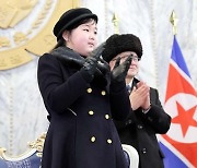 김주애, 김정은보다 높은 곳 앉았다…"4대 세습 기정사실화"