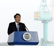 군산 찾은 尹 "조선산업 지속가능 성장 적극 밀겠다"
