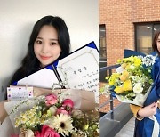 위클리 지한-이재희, 고교 졸업식 ‘꽃다발 인증샷’ 공개…"3년 추억 고맙고 소중해"