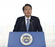‘재가동’ 군산조선소 간 尹대통령…친환경 선박 등에 1400억 지원