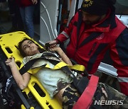 지진 발생 4일 만에 구조된 어린 소녀