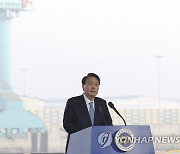 군산조선소 선박 블록 첫 출항식 참석한 윤석열 대통령