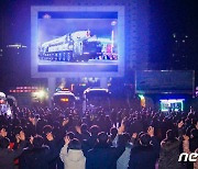 전광판으로 건군절 기념 열병식 보는 북한 주민들