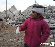 시리아서 6세 소년 구조…아직 기적은 끝나지 않았다(상보)