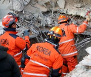'강진' 튀르키예서 한국 긴급구호대 활동 계속…생존자 의심지역 수색 지속