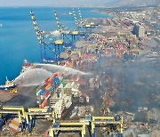 지진으로 화재 발생한 이스켄데룬 항구