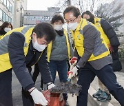 최호권 영등포구청장, 자원봉사 DAY 빗물받이 정비 참여