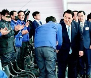 尹, 군산조선소 찾아… 국무조정실 “시도지사 그린벨트 해제 권한 100만㎡까지 확대”