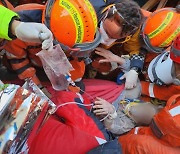 한국 긴급구호대, 튀르키예서 65세 여성 구조…총 6명째