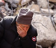 튀르키예·시리아 지진 사망자 2만2000명 넘어… 10만 넘길 확률 24% 분석도