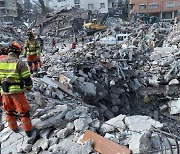 한국 긴급구호대, 지진 생존자 또 구조했다…"65세 여성"