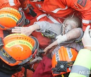 한국 긴급구호대, 튀르키예서 6번째 생존자 구조…65세 여성