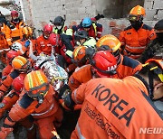 韓 긴급구호대, 튀르키예서 60대 여성 추가 구조…총 6명