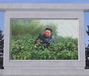 북한 김정은 단독 모자이크 벽화 등장