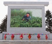 북한 김정은 단독 모자이크 벽화 등장
