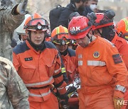 튀르키예 생존자 구조하는 한국 긴급구호대