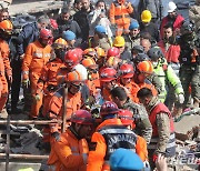 앰뷸런스로 생존자 옮기는 한국 긴급 구호대